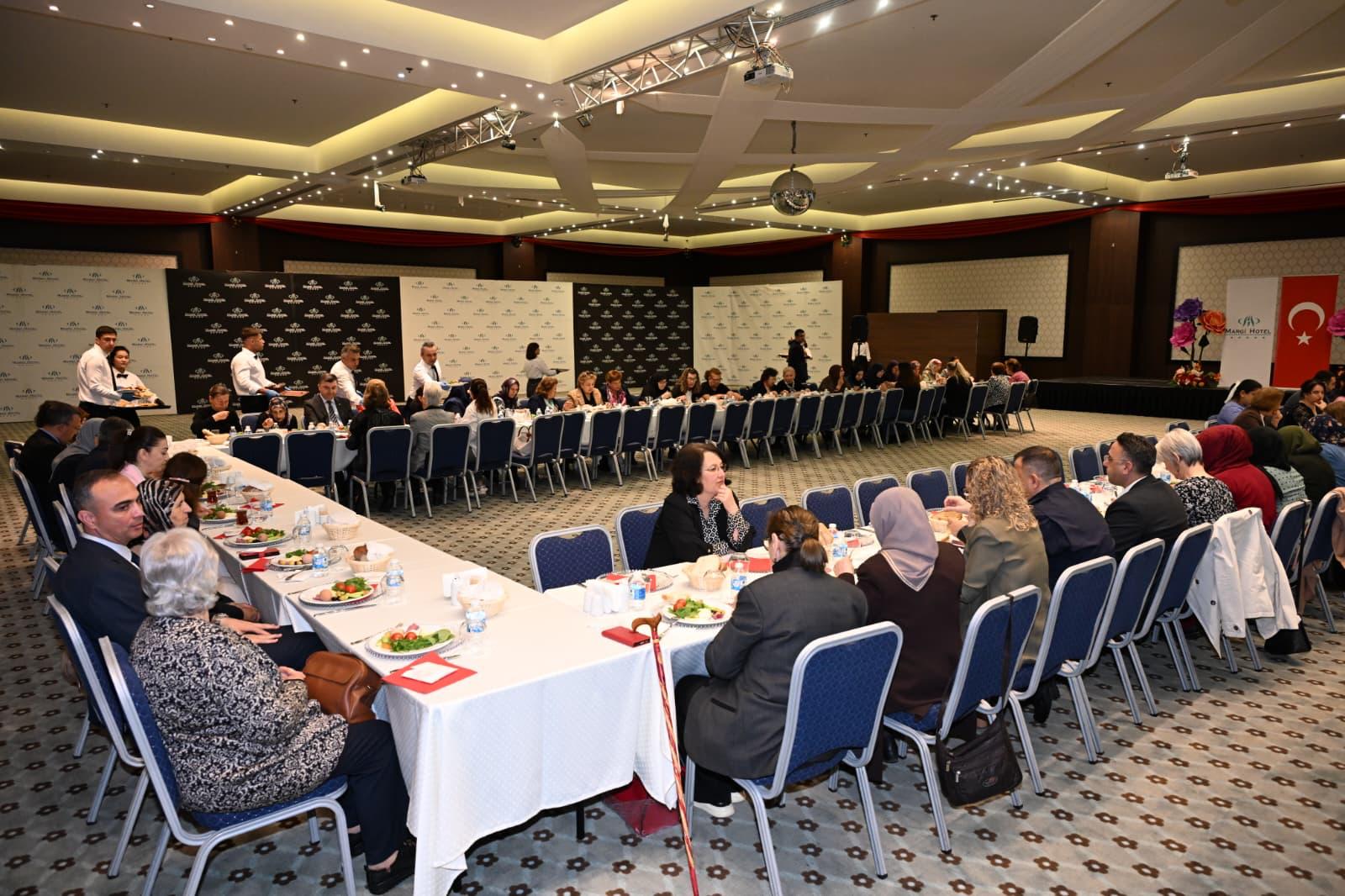 Edirne Valisi Yunus Sezer ve eşi Canan Sezer, Anneler Günü’nde şehit anneleri, gazi anneleri ve huzurevi sakinlerini yalnız bırakmadı.